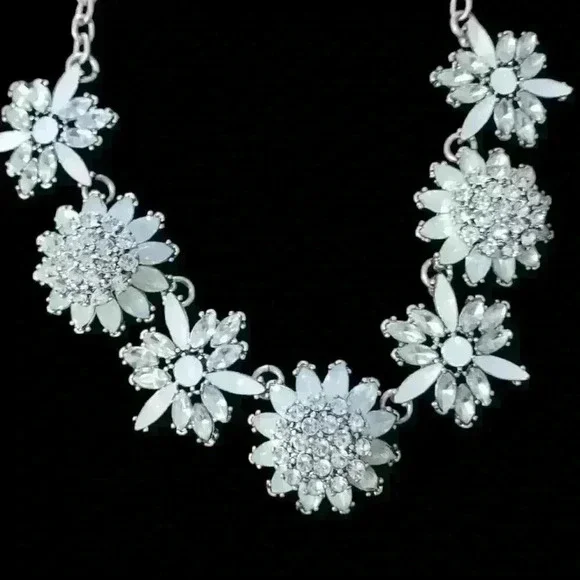 Silver faux opel crystal 🌼 flower necklace. - Picture 4 of 4
